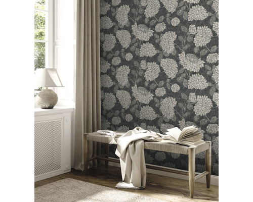 Espace de vie décoratif avec papier peint floral, banc et rideau