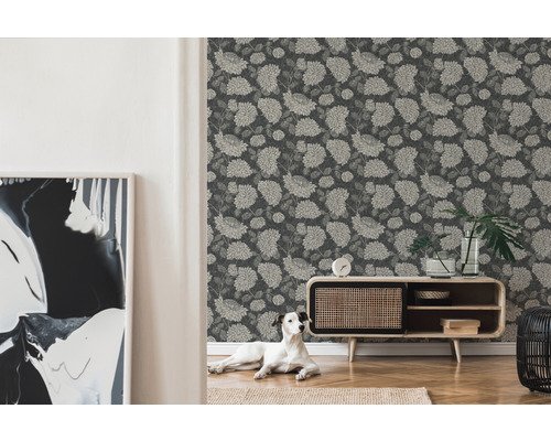Salon avec papier peint à fleurs, commode et chien