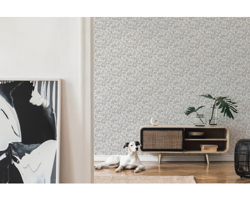 Pièce claire avec papier peint à motifs, commode et chien
