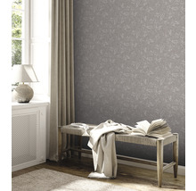 Pièce avec papier peint gris à motifs de feuilles, banc et fenêtre pour une ambiance lumineuse