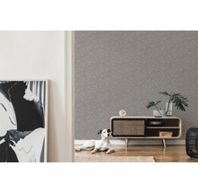 Salon avec papier peint à motifs gris, buffet, plantes d''intérieur et chien