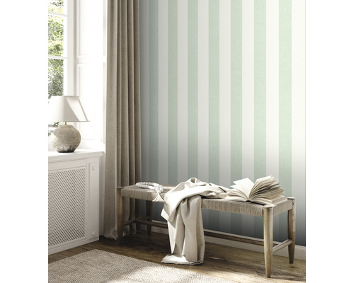 Pièce lumineuse avec papier peint rayé, banc et décoration