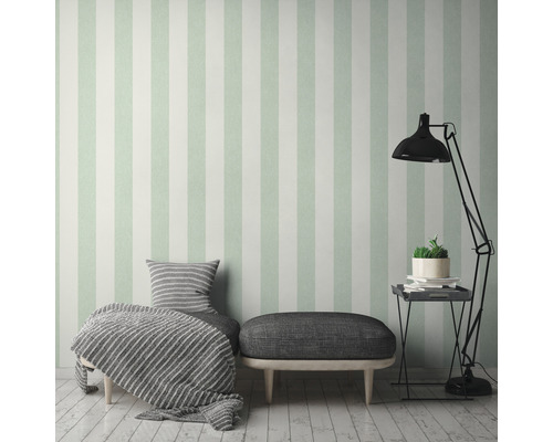 Idée d''aménagement avec papier peint à rayures, banc et lampadaire