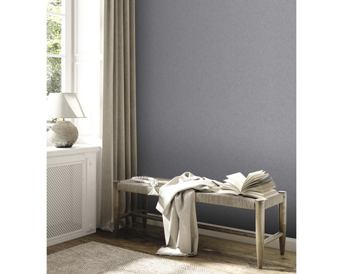 Chambre moderne avec papier peint gris, fenêtre, rideau et banc