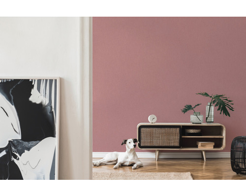 Wohnzimmer mit rosa Wandfarbe, Anrichte und Hund