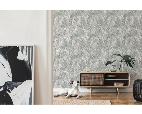 Salon avec papier peint à motifs de feuilles de palmier, commode et décoration