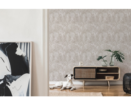 Salon avec papier peint à motifs, commode et chien