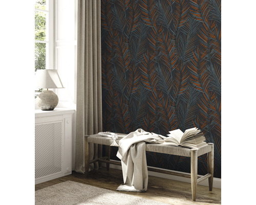 Salon avec papier peint intissé à motif de feuilles de palmier, banc et lumière du jour