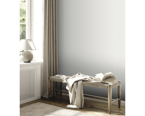 Pièce lumineuse avec fenêtre, banc et éléments décoratifs pour une ambiance conviviale