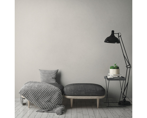 Dekoratives Zimmer mit Sitzhocker, Stehlampe und Beistelltisch
