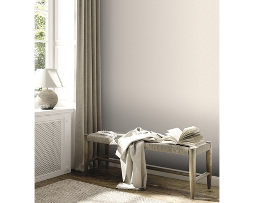 Pièce lumineuse avec banc, livre, tissu et décoration à côté d''une fenêtre avec rideau