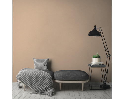 Espace lumineux avec des sièges, un lampadaire et une plante d''intérieur sur une table d''appoint