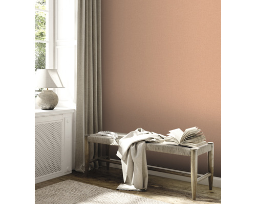 Pièce lumineuse avec papier peint uni, banc et décorations