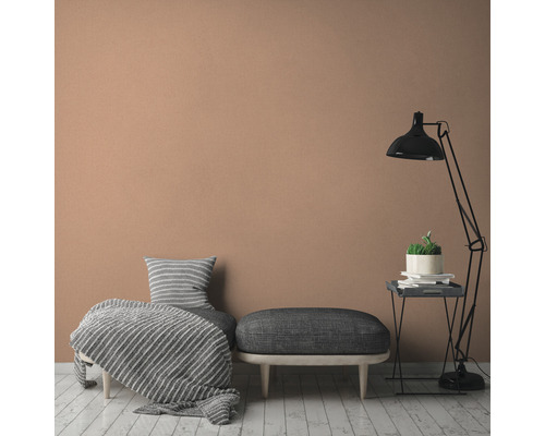 Pièce lumineuse avec coin salon, lampadaire et mur de couleur unie