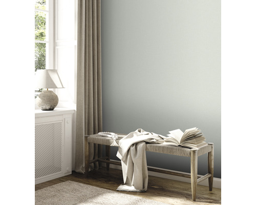 Pièce claire avec fenêtre, rideau, banc et décoration