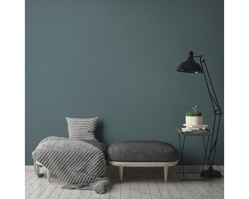 Salon avec fauteuil, tabouret, lampadaire et décoration