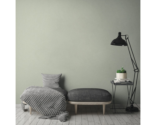 Aménagement de salon avec lit de jour, tabouret, lampadaire et table d''appoint