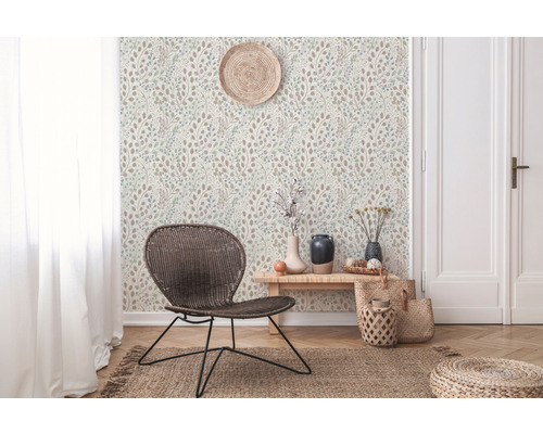Salon avec papier peint à motifs, fauteuil en rotin et accessoires décoratifs pour une ambiance chaleureuse