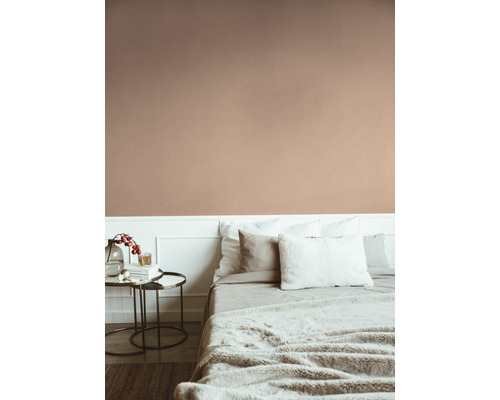 Chambre avec lit double, table de chevet et papier peint texturé