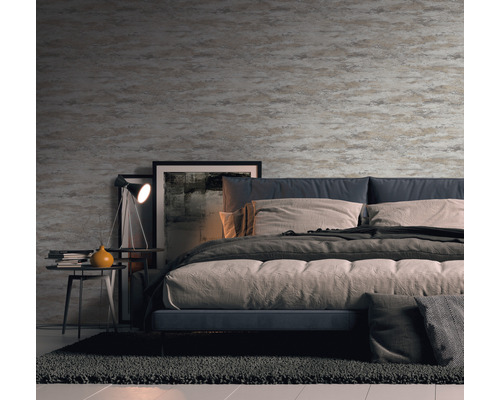 Chambre avec papier peint à motifs, lit, table de chevet et tapis