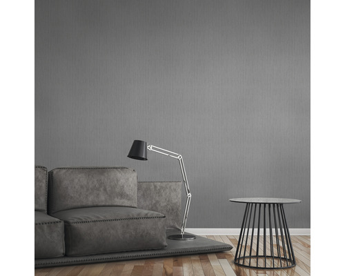 Salon avec papier peint gris, canapé, lampadaire et table d''appoint