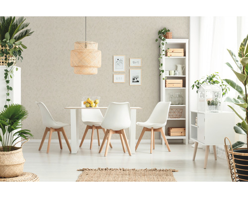 Salle à manger lumineuse avec table à manger, chaises, suspension et décoration