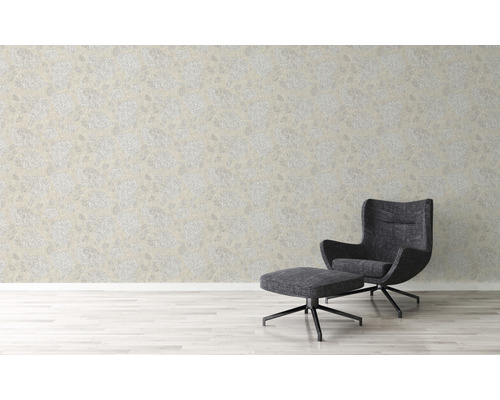 Papier peint de couleur claire avec motif floral dans une pièce avec fauteuil