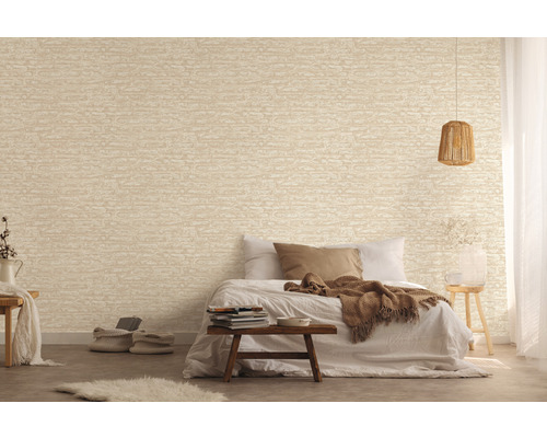 Chambre à coucher avec un papier peint mural aspect pierre et un lit