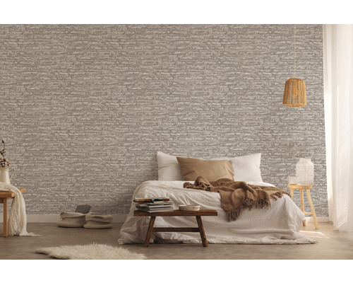 Chambre à coucher avec lit et papier peint mural imitation pierre