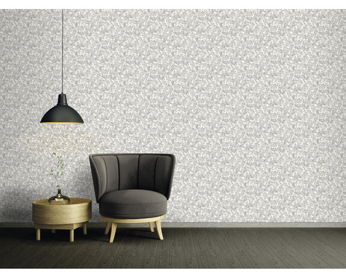 Salon avec papier peint à motifs, fauteuil, table d''appoint et suspension
