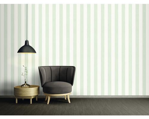 Idée d''aménagement avec papier peint rayé, fauteuil et lampe