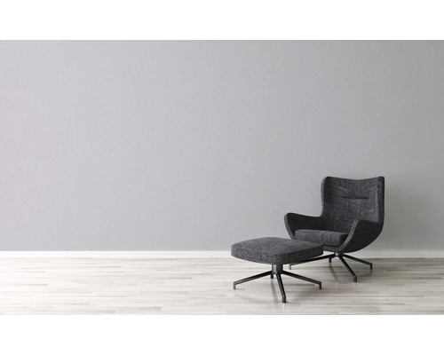 Fauteuil avec repose-pieds devant un mur