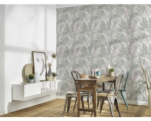 Salle à manger avec table à manger, chaises et mur avec papier peint à feuilles