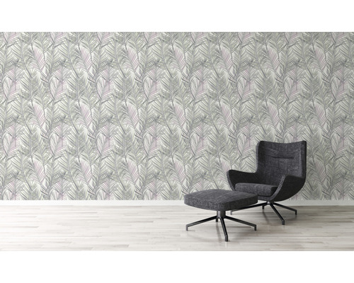 Salon avec papier peint à motifs de feuilles et fauteuil avec tabouret