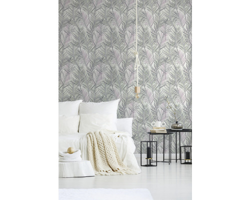 Chambre à coucher avec papier peint à motifs, lit, tables d''appoint et décoration