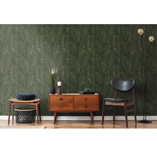 Pièce décorative avec papier peint à feuilles de palmier, commode en bois, chaise et lampadaire