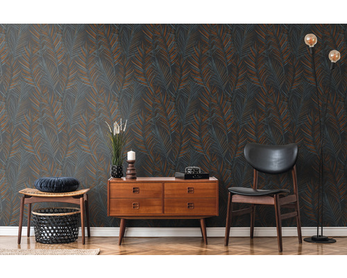 Intérieur avec papier peint à motifs, commode, chaise et lampadaire