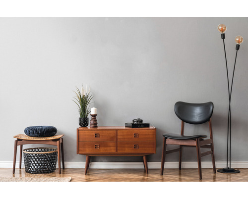 Salon avec commode, chaise, tabouret et lampadaire