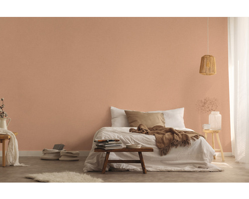 Chambre à coucher avec lit, table de chevet et décoration murale