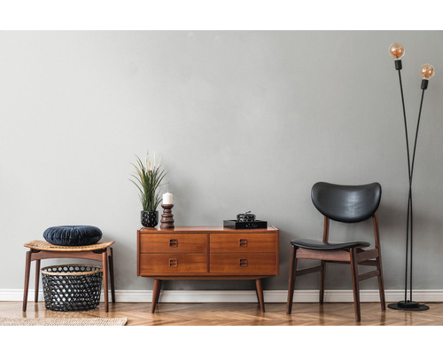 Salon de style Mid-Century avec commode en bois, chaise, tabouret et lampadaire