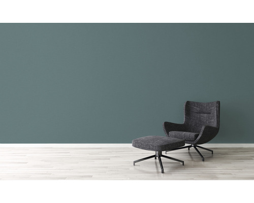 Fauteuil et repose-pieds devant un mur