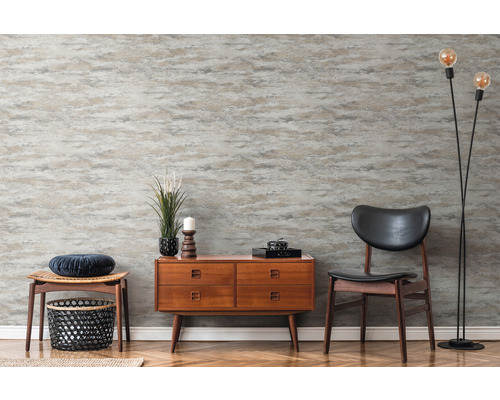 Vue d''une pièce avec papier peint à motifs, commode, chaise et lampadaire