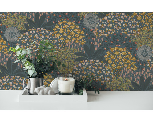 Papier peint décoratif à motif floral, combiné avec une bougie, un pichet argenté et de l''eucalyptus sur une table blanche.
