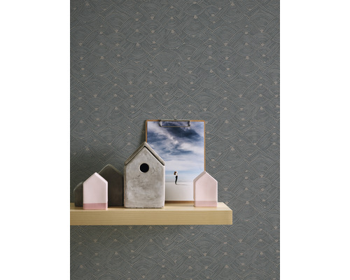 Szene mit gemusterten Tapeten, Regal, Dekorationen und einem Bild an einer Klemme.