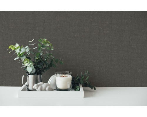 Scène décorative avec bougie, plante et papier peint mural gris