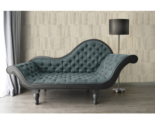Scène avec chaise longue dans un intérieur devant un papier peint à motifs et un lampadaire