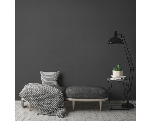 Salon avec lit de jour, tabouret, table d''appoint et lampadaire