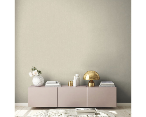 Wohnzimmer mit rosa Sideboard, Lampe und Dekoration