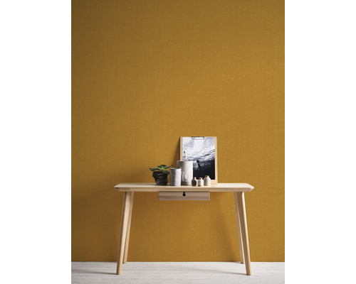 Table en bois avec tiroir, décoration et image devant un mur