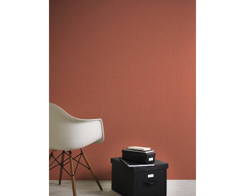 Gros plan d''une pièce avec du papier peint textile, une chaise et des boîtes de rangement